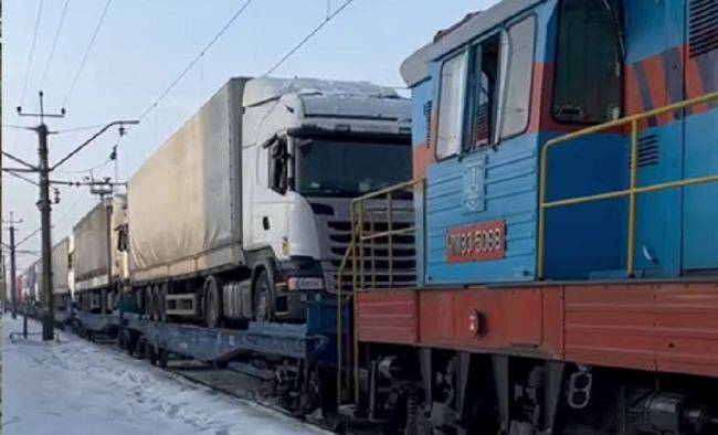 Укрзалізниця відправила першу партію вантажівок через польський кордон 